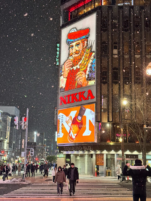 Papan Tanda Nikka di Zebra Cross Susukino di Hokkaido pada musim sejuk