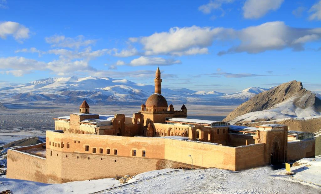 Pemandangan indah Istana İshak Pasha di Anatolia Timur, Türkiye