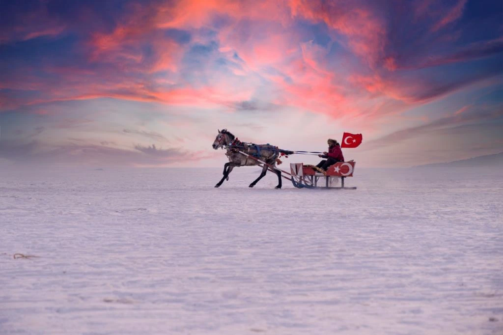 Tasik Çıldır yang membeku di Ardahan, Türkiye – keunikan alam semula jadi di Anatolia Timur
