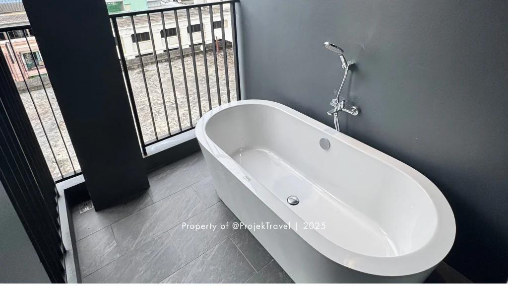 Blu Monkey Hub & Hotel Krabi Town bathtub