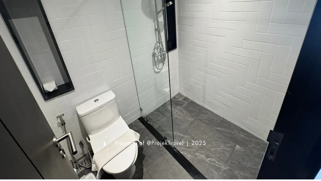Blu Monkey Hub & Hotel Krabi town shower 