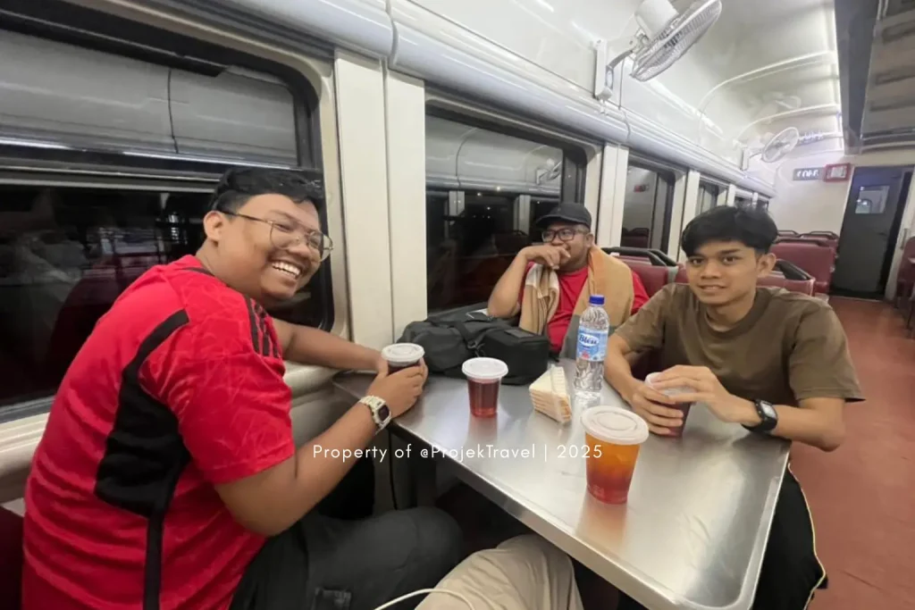 suasana dalam gerabak cafe dalam train