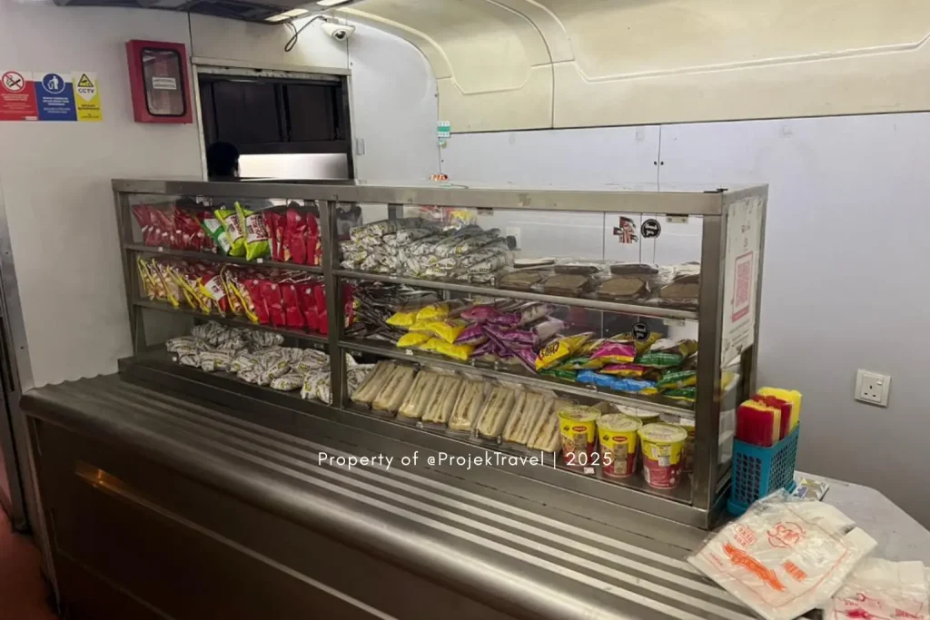 makanan dijual di cafe dalam train