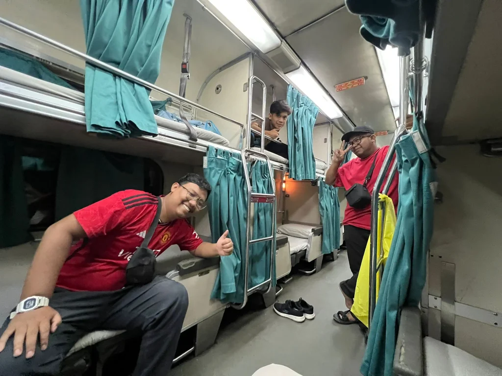 sleeper coach train wakaf bharu ke JB sentral