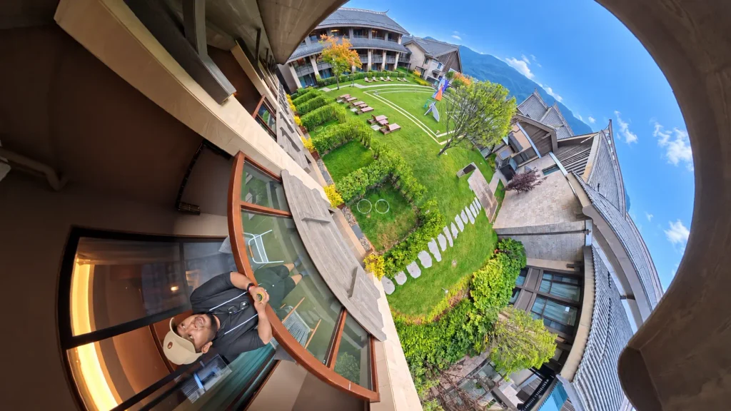 balcony bilik club med lijiang